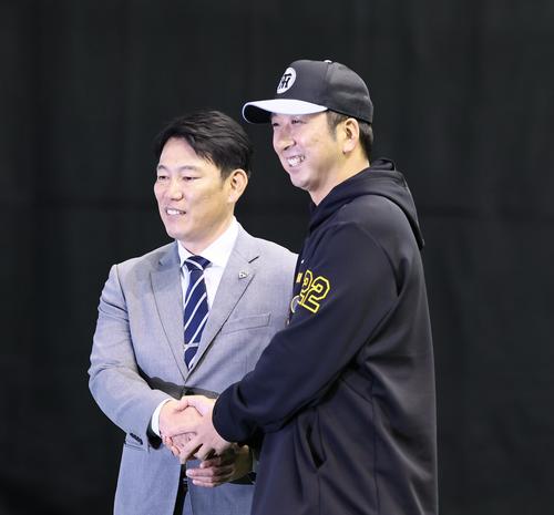 握手を交わす侍ジャパン井端監督（左）と阪神藤川監督（撮影・藤尾明華）