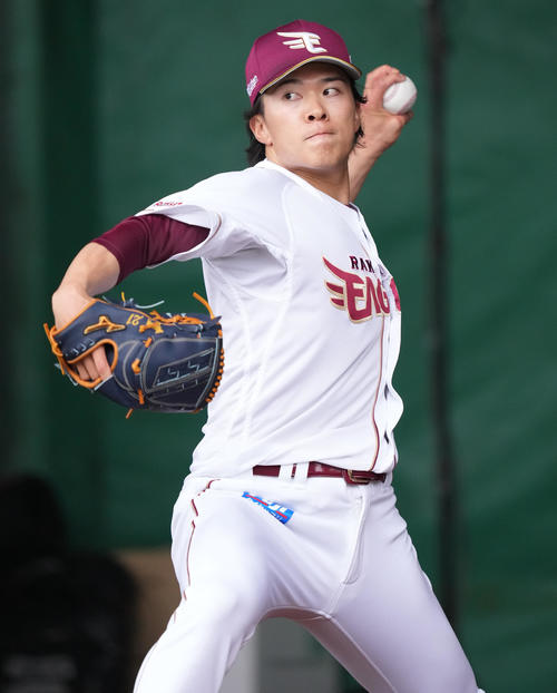 ブルペンで投球する楽天早川（撮影・鈴木みどり）