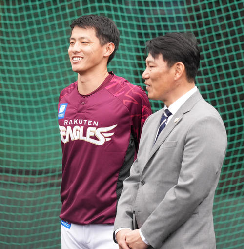 侍ジャパン井端監督（右）と談笑する楽天辰己（撮影・鈴木みどり）