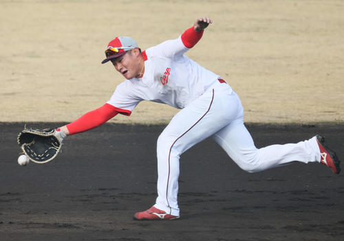 早出で一塁守備練習をする広島田村（撮影・加藤孝規）