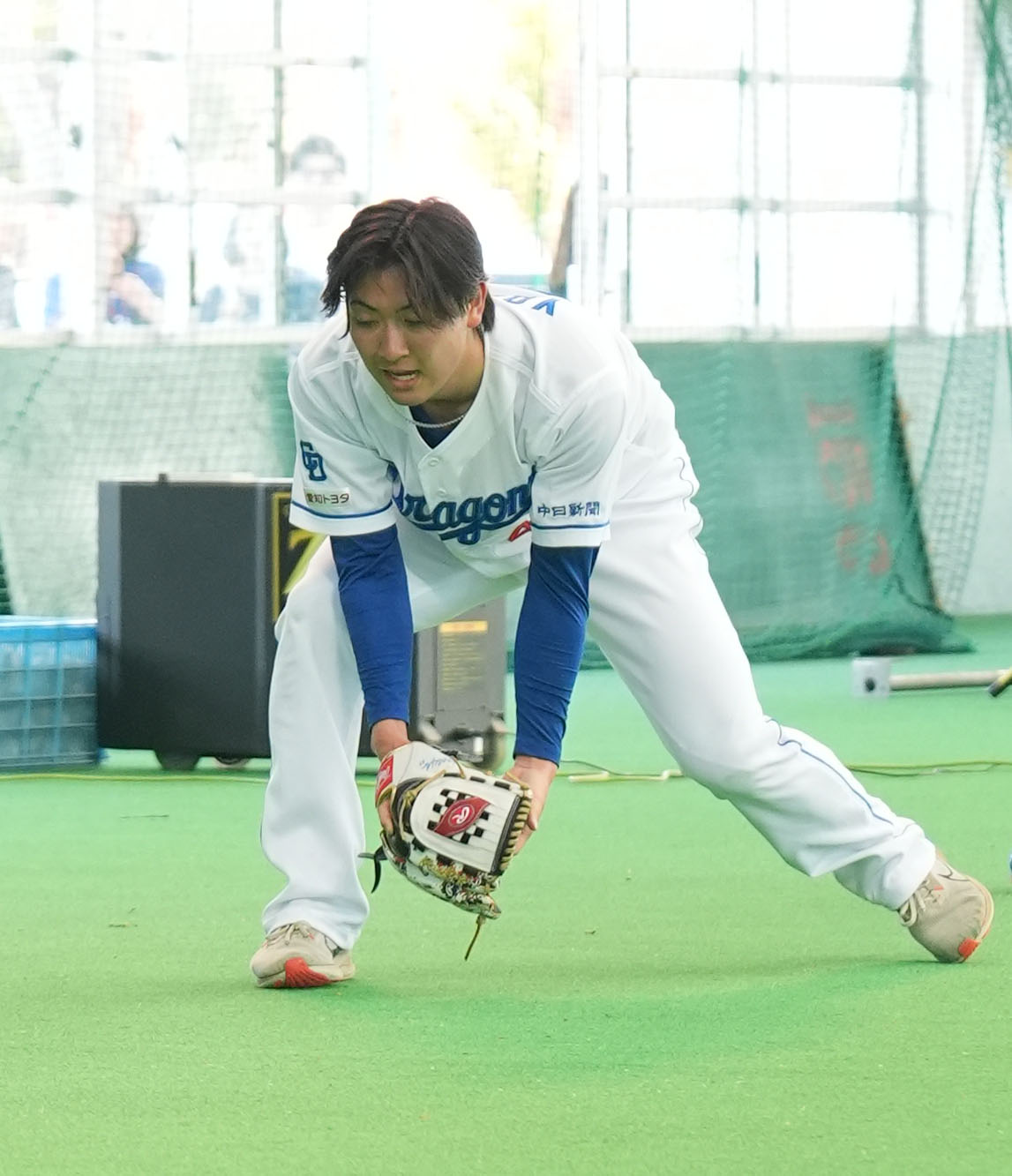 2日、ノックを受ける中日吉田（撮影・森本幸一）