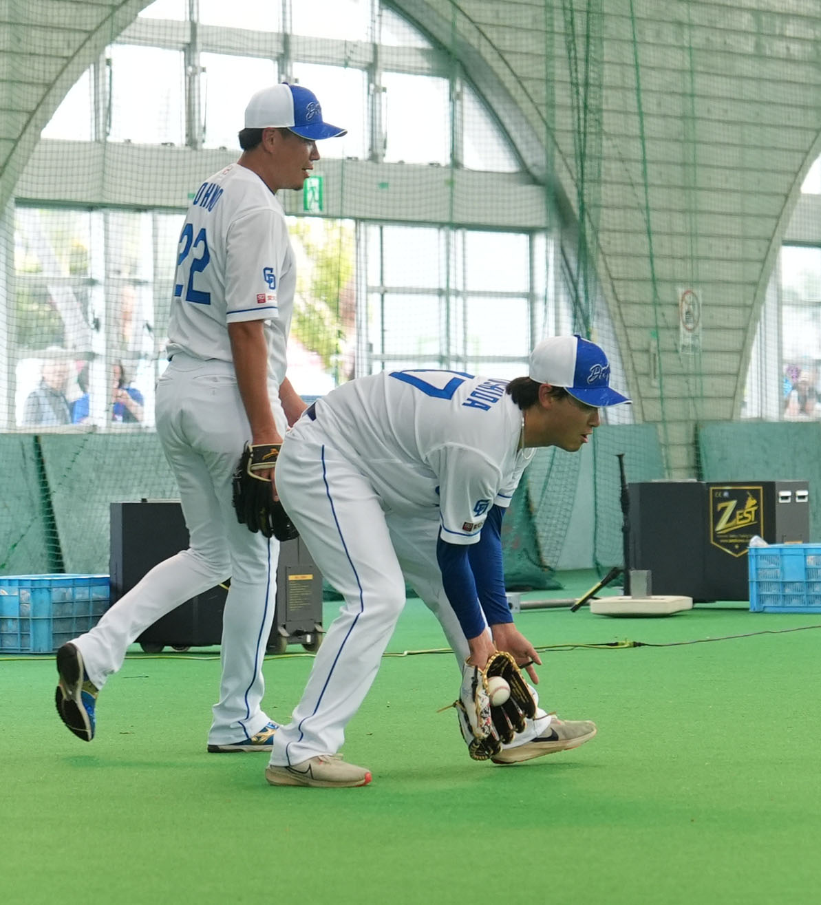 2日、ノックを受ける吉田（右）（撮影・森本幸一）