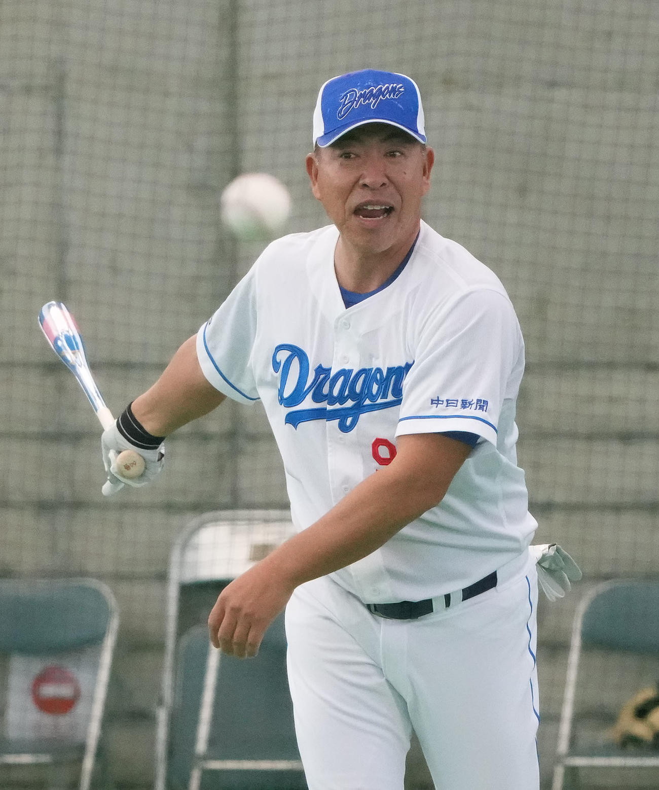 2日、投手陣にノックをする井上監督（撮影・森本幸一）