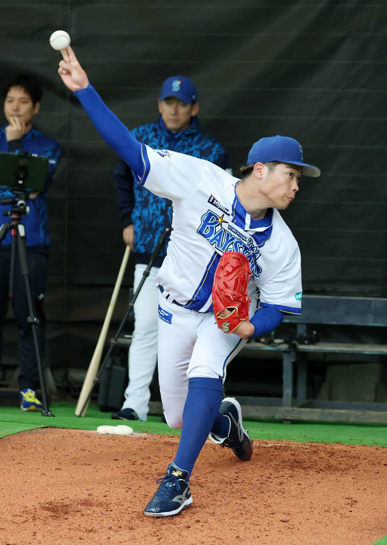 ブルペンで投球練習するDeNA小園（撮影・鈴木正人）