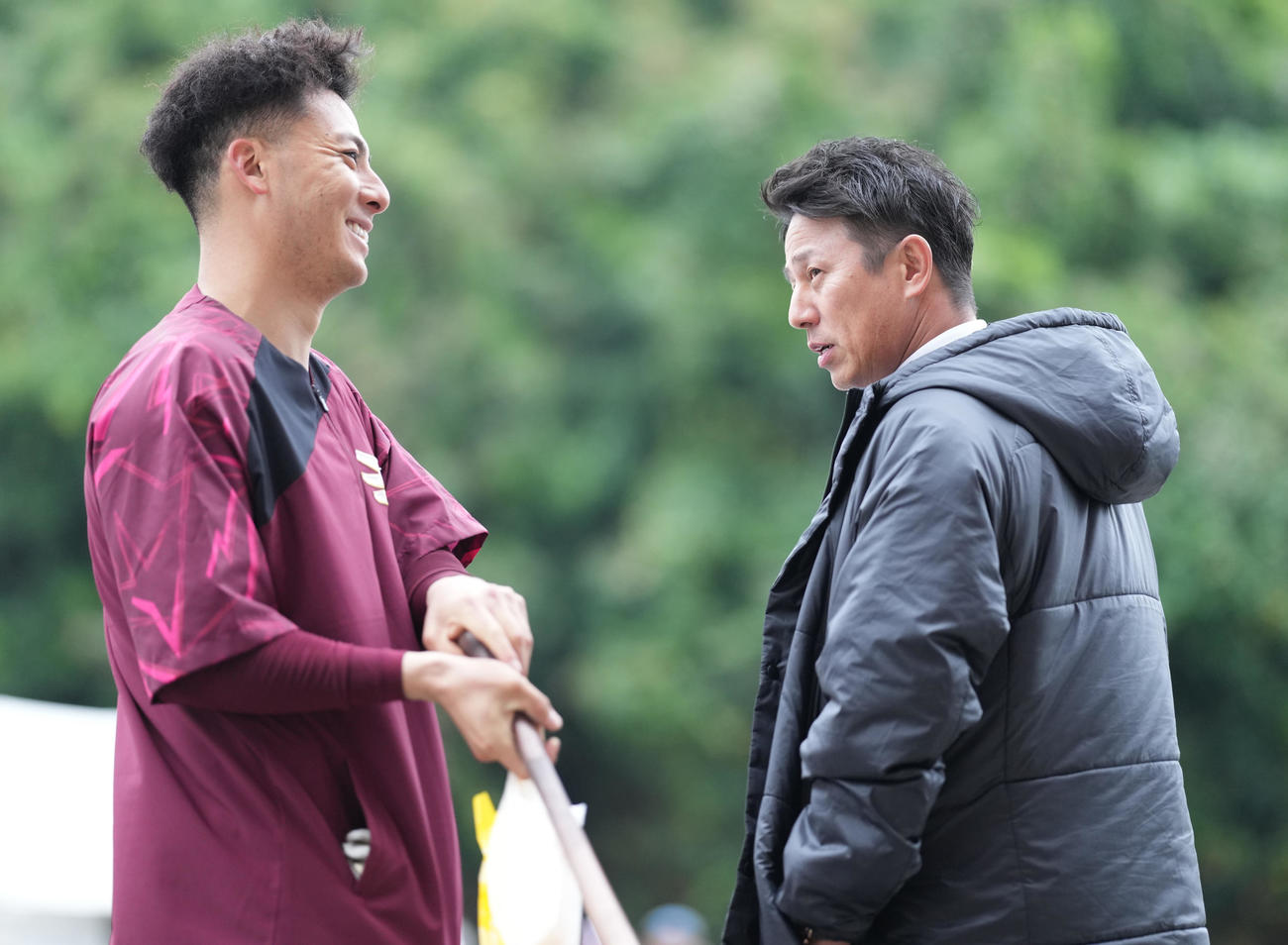 楽天村林（左）と談笑する平石氏（撮影・鈴木みどり）