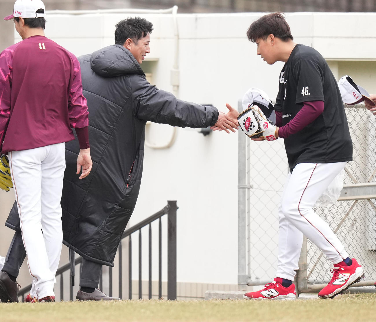 楽天春季キャンプ　楽天藤平（右）と握手を交わす平石洋介氏（撮影・鈴木みどり）