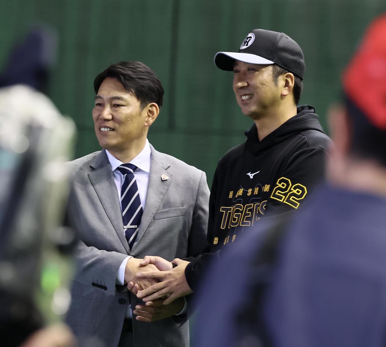 握手を交わす侍ジャパン井端監督（左）と阪神藤川監督（撮影・藤尾明華）