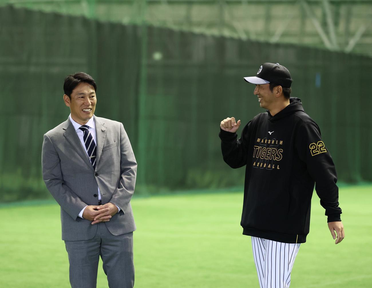 談笑する侍ジャパン井端監督（左）と阪神藤川監督（撮影・藤尾明華）