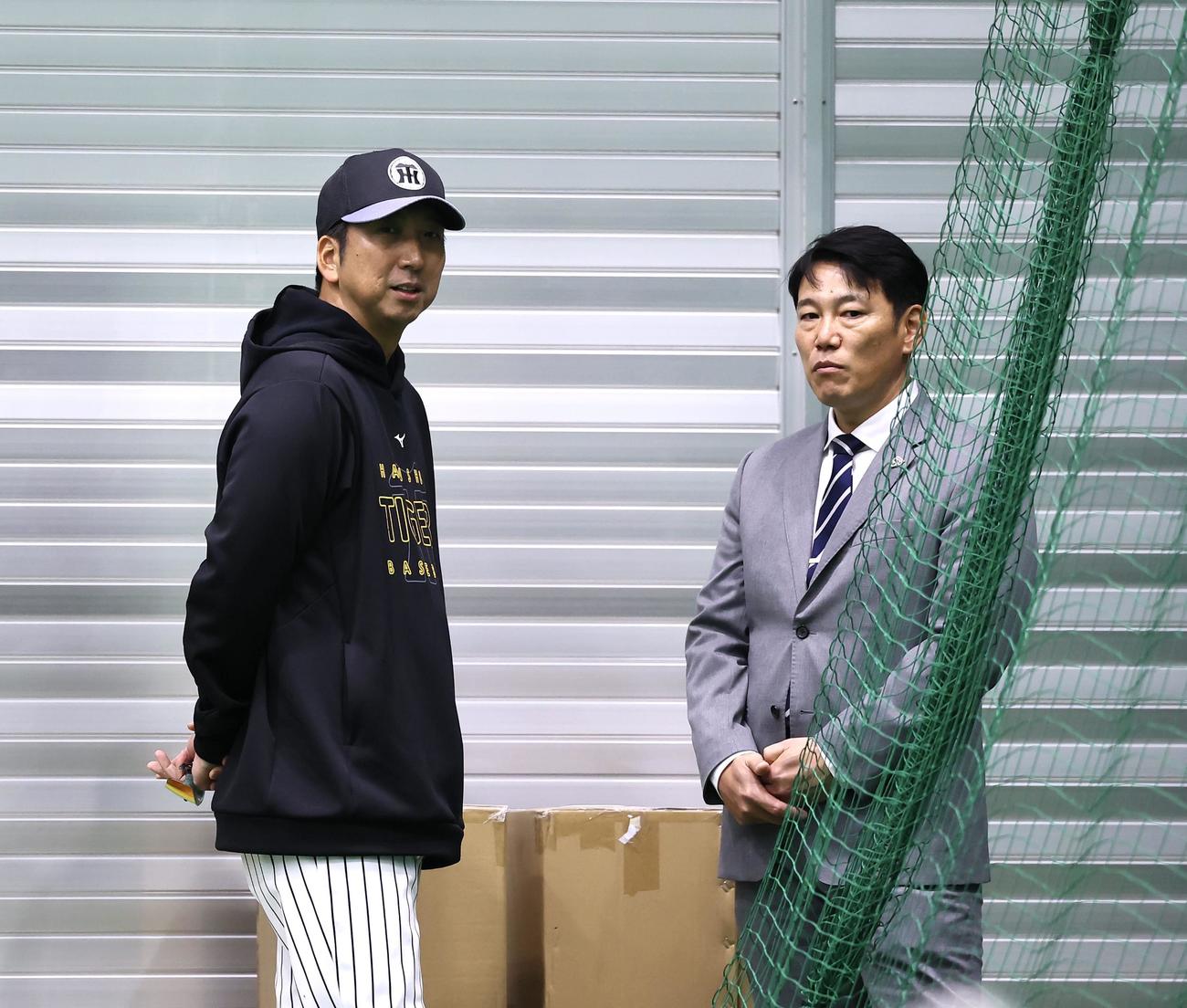ブルペンで話をする侍ジャパン井端監督（右）と阪神藤川監督（撮影・藤尾明華）