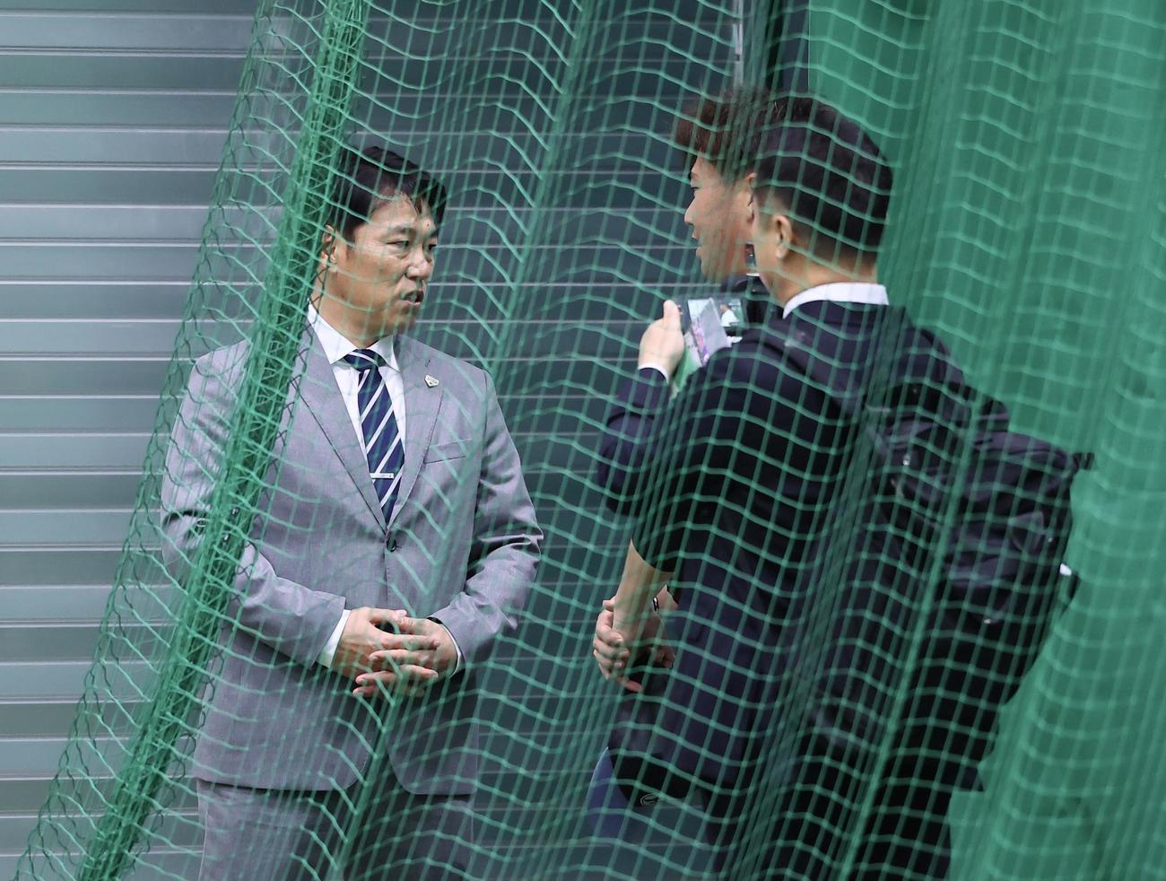 ブルペンで桐敷と話をする侍ジャパン井端監督（左）（撮影・藤尾明華）