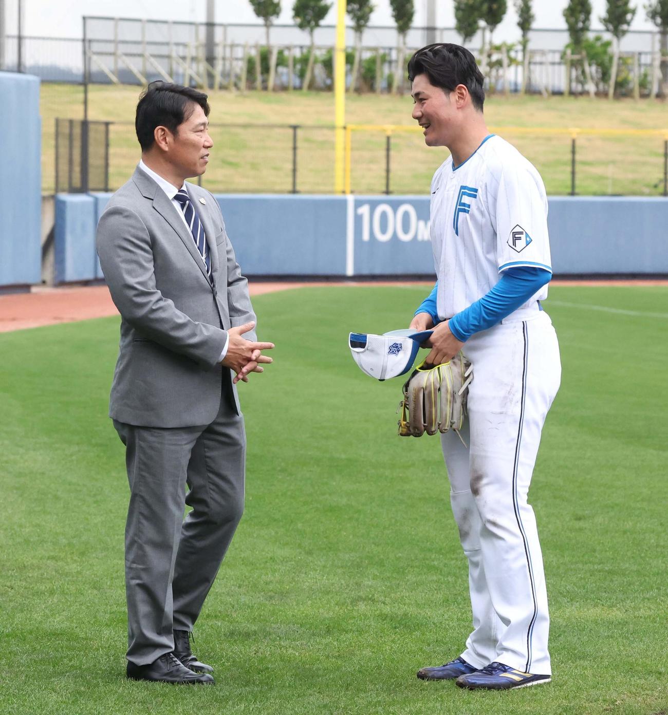 視察に訪れた侍ジャパン井端監督（左）と話す日本ハム清宮幸（撮影・黒川智章）