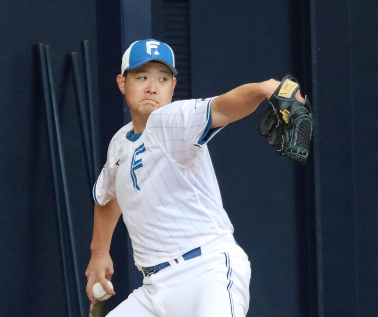ブルペンで投球練習をする日本ハム斎藤（撮影・永野高輔）
