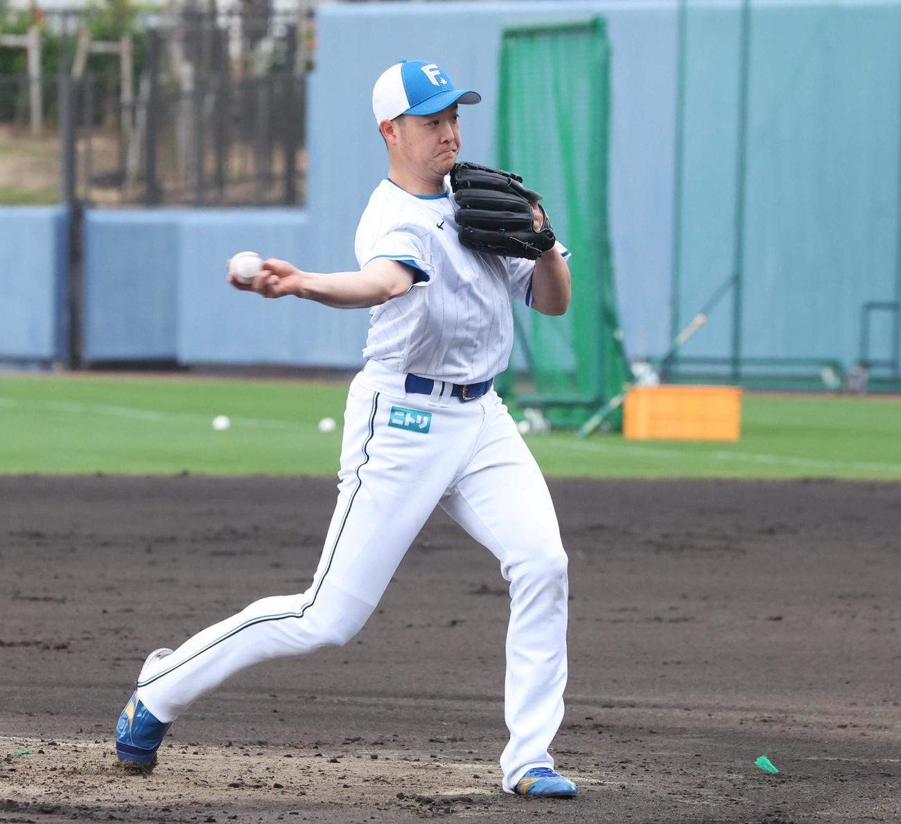 フィールディング練習する日本ハム斎藤（撮影・黒川智章）