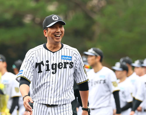 阪神】鳥谷氏×臨時C糸井SA×藤川球児監督で談笑 鳥谷氏が沖縄