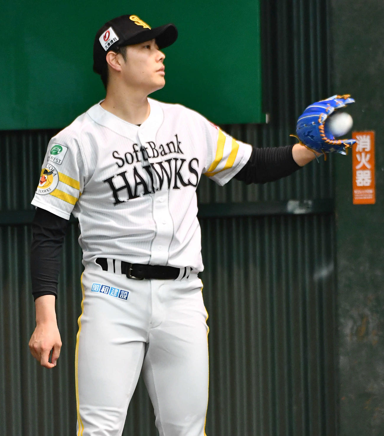 ブルペンで捕手からの返球を受けるソフトバンク松本裕（撮影・岩下翔太）