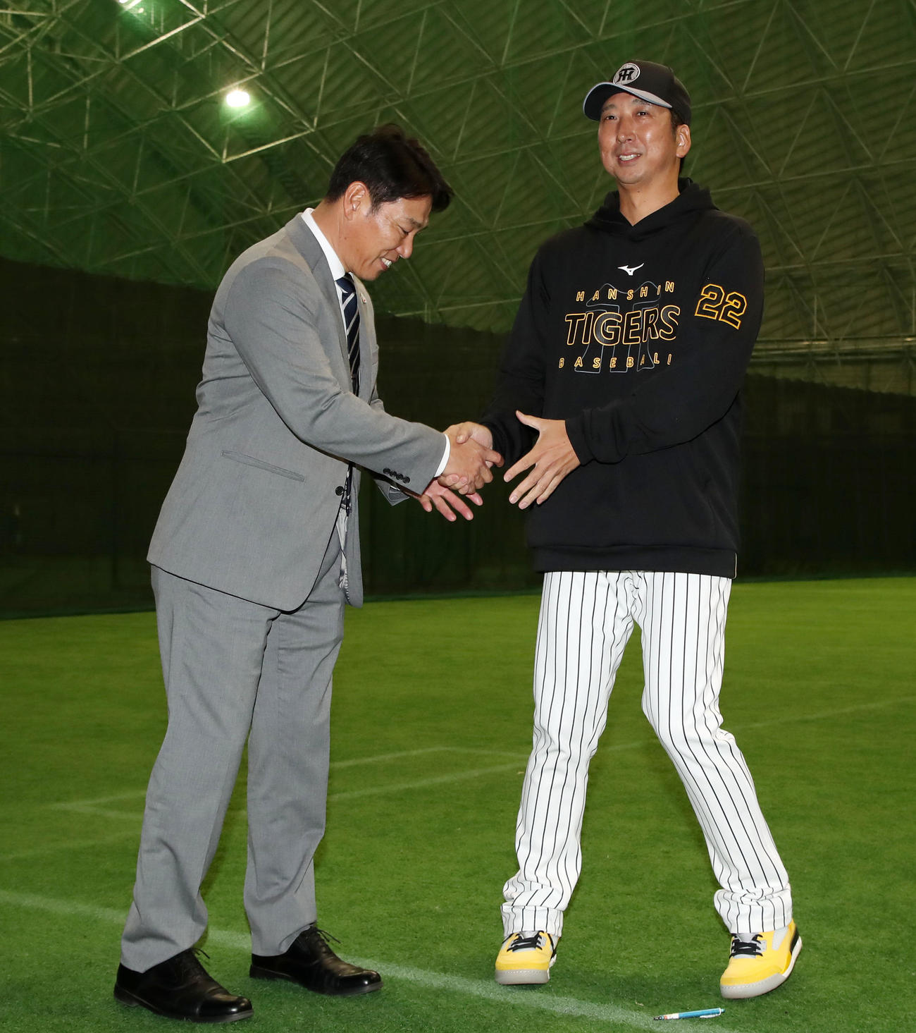 阪神キャンプを訪れた井端侍ジャパン監督（左）と握手する藤川監督（撮影・加藤哉）