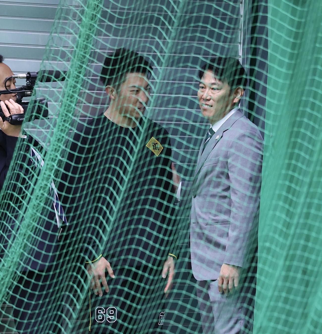 ブルペンで石井と話をする侍ジャパン井端監督（右）（撮影・藤尾明華）