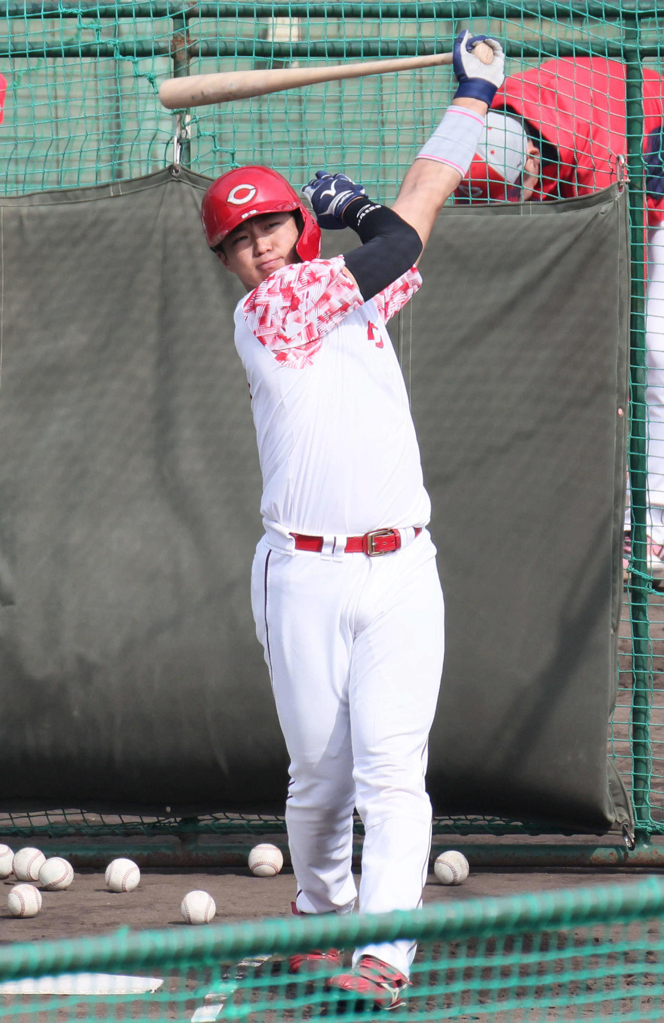 打撃練習をする広島内田（撮影・加藤孝規）
