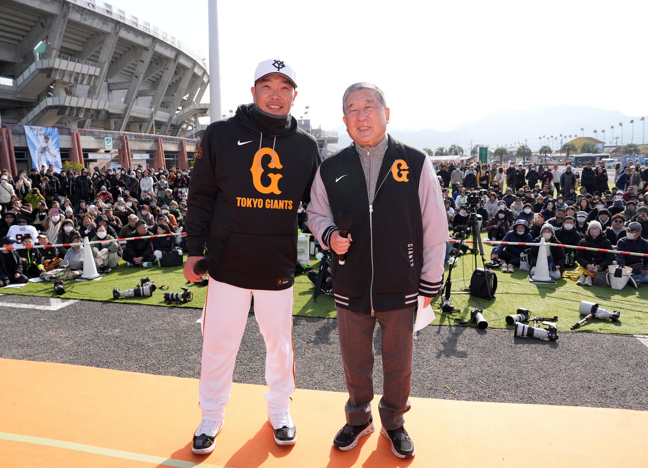 徳光アナ（右）とトークショーを行った巨人阿部監督（撮影・たえ見朱実）