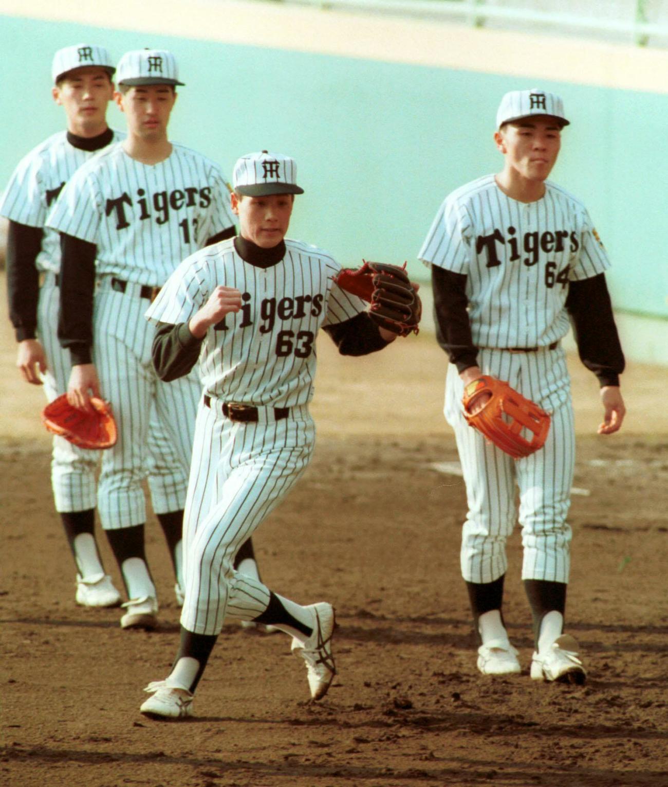 1990年2月8日、1990年阪神春季キャンプ　入団1年目、初めてのキャンプに参加した新庄剛志（右から2人目）。（右隣は吉田浩、左隣は葛西稔）