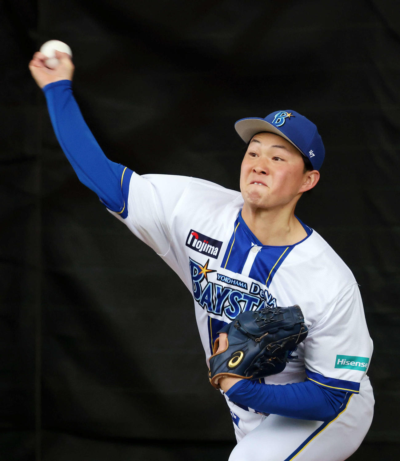 ブルペンで投球練習するDeNA竹田（撮影・鈴木正人）