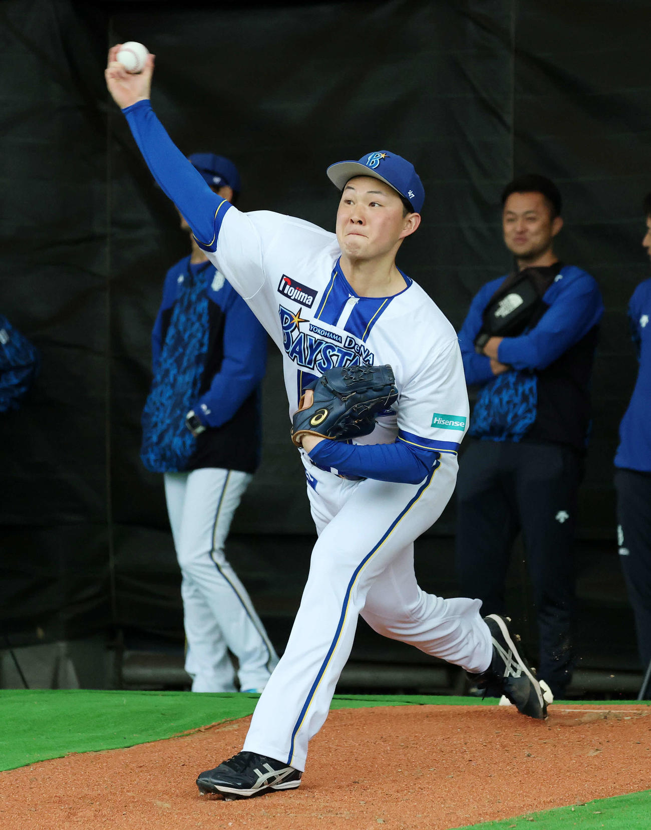 ブルペンで投球練習するDeNA竹田（撮影・鈴木正人）