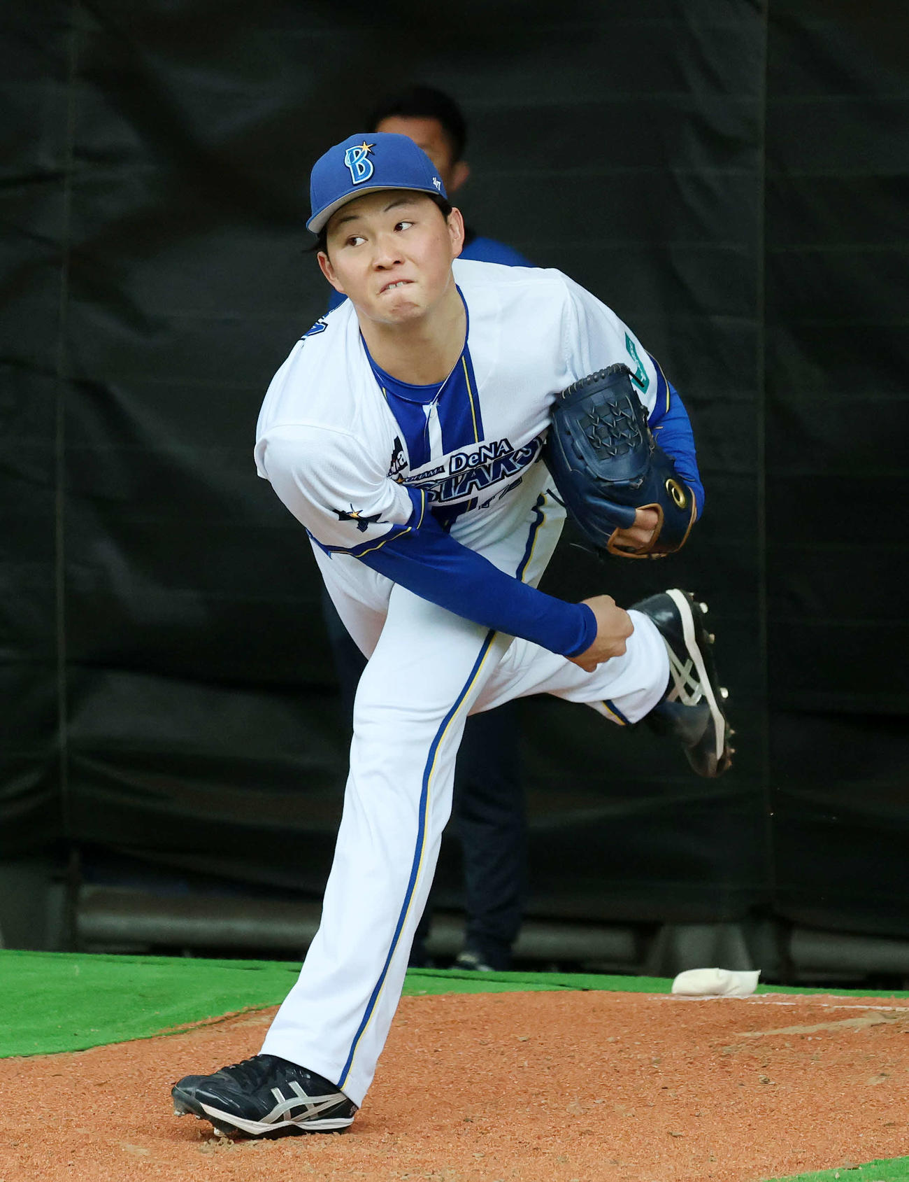 ブルペンで投球練習するDeNA竹田（撮影・鈴木正人）