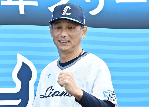 ライオンズ75周年ユニホームを着てポーズを決める西武西口監督（撮影・滝沢徹郎）