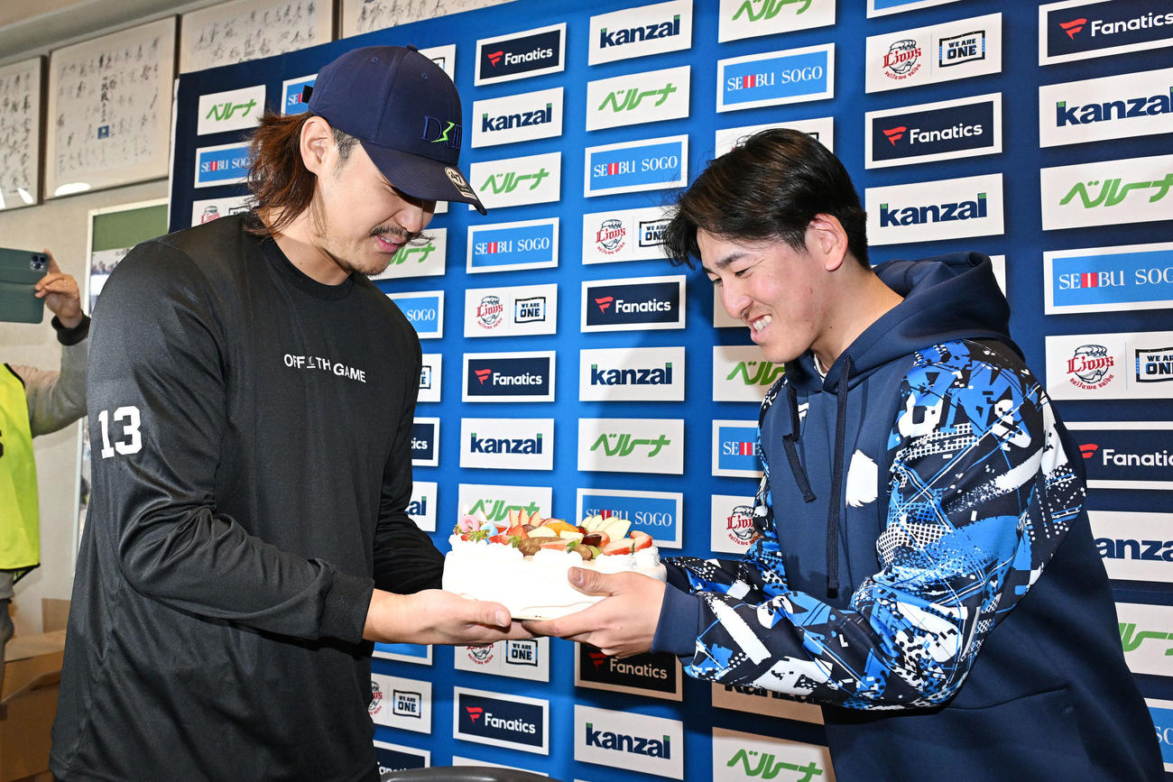 西武高橋（左）は隅田からバースデーケーキを受け取る（撮影・滝沢徹郎）