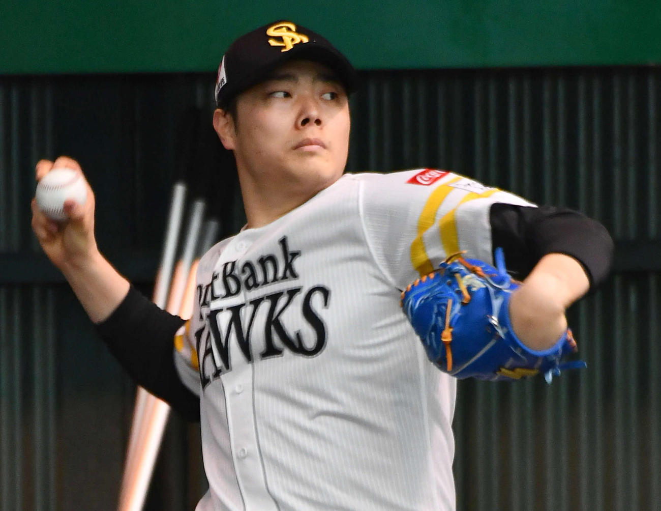 ブルペンで投げ込むソフトバンク松本裕（撮影・岩下翔太）