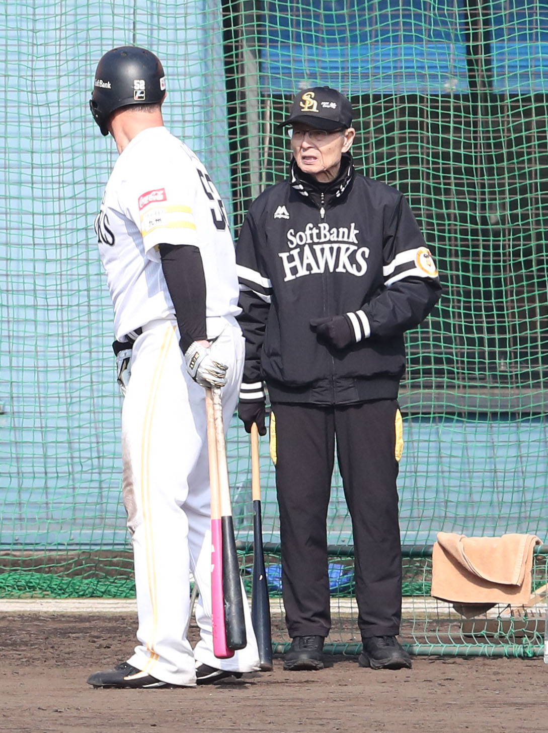 リチャードに声をかける王球団会長（撮影・梅根麻紀）