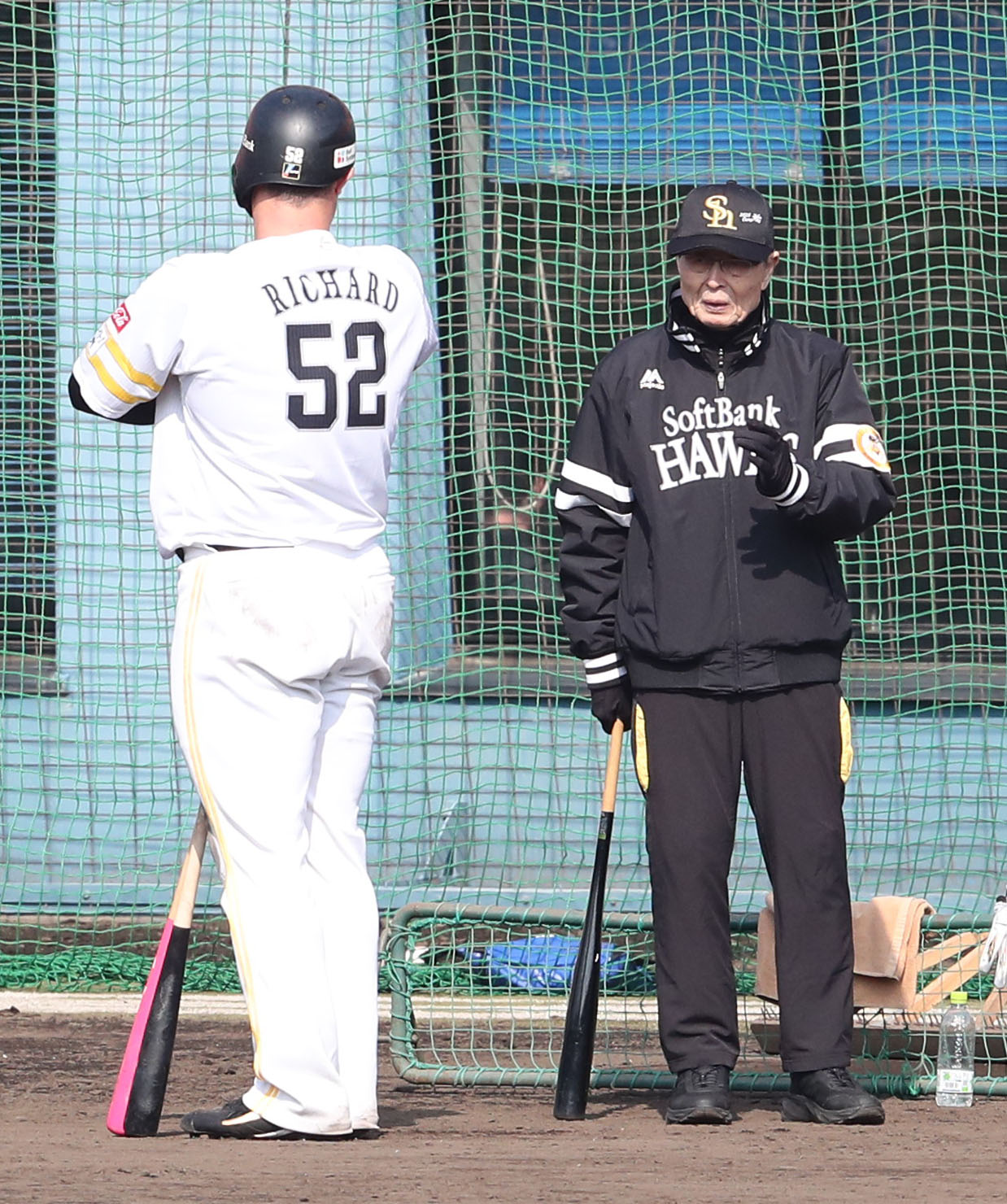 リチャードに声をかける王球団会長（撮影・梅根麻紀）
