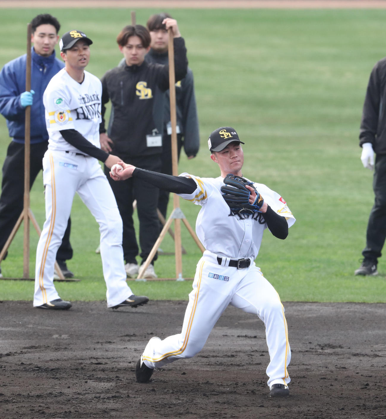 内野ノックで軽快な動きを見せる庄子（撮影・梅根麻紀）