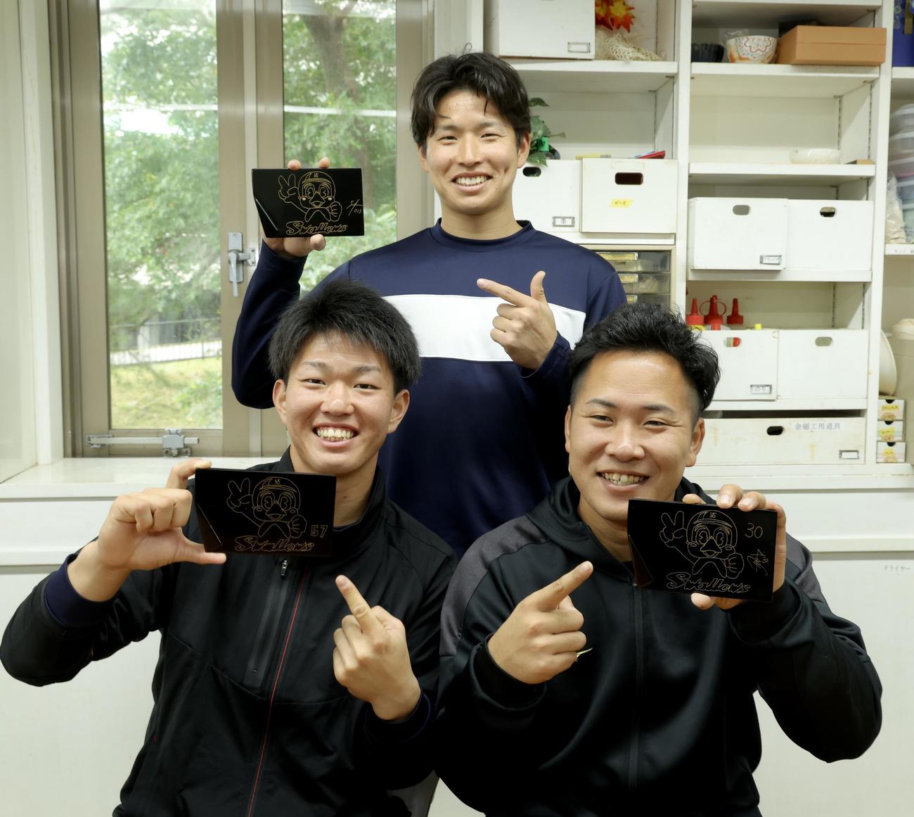 浦添市美術館で沈金を体験したヤクルトの新人選手たち。左から矢野、下川、荘司（撮影・河田真司）