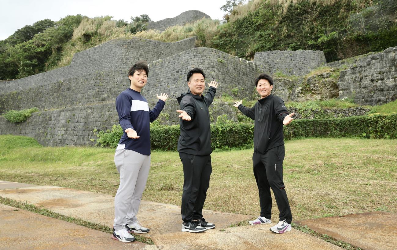 浦添市よいどれで記念撮影するヤクルトの新人選手たち。左から下川、荘司、矢野（撮影・河田真司）