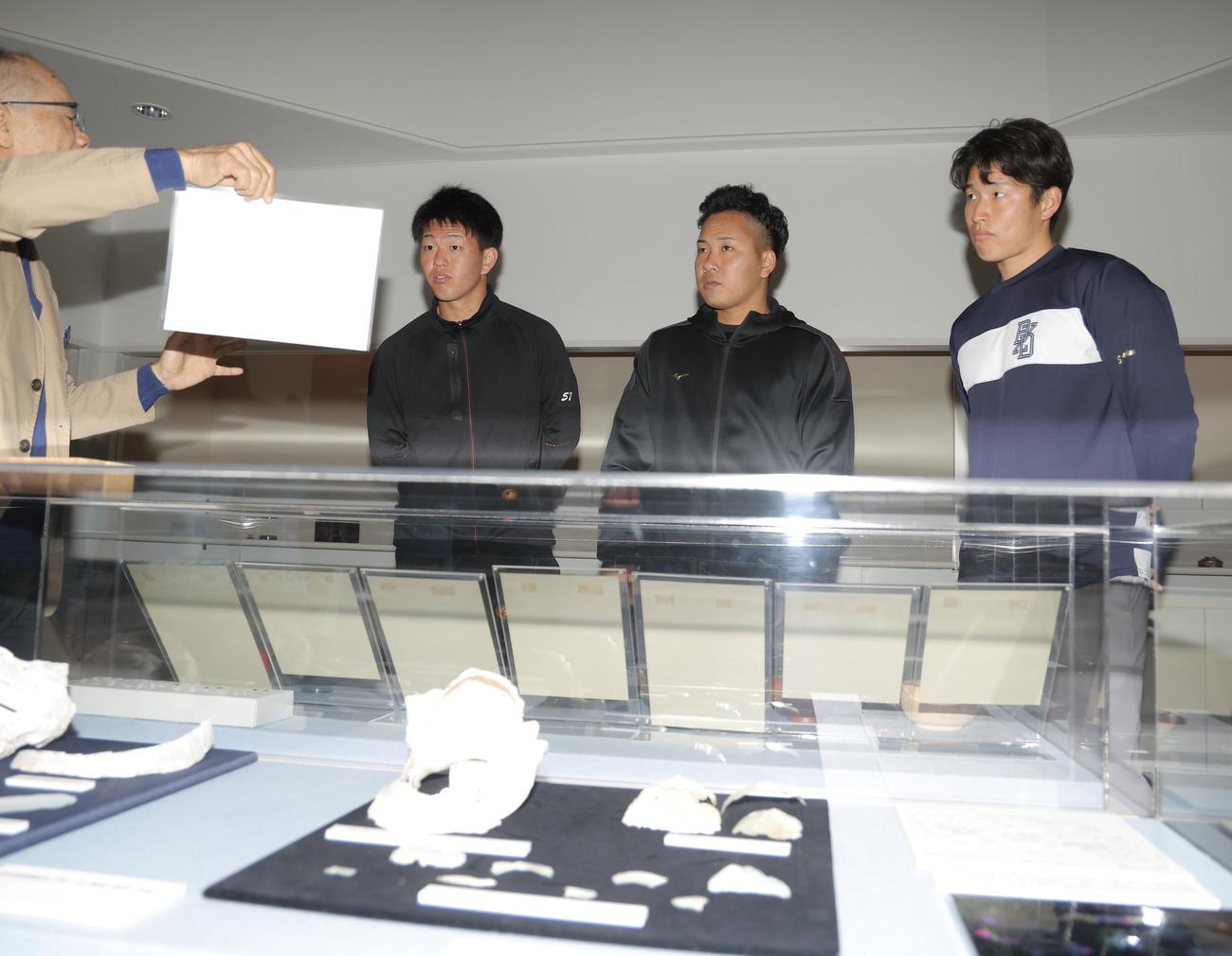 浦添市美術館内を見学するヤクルトの新人選手たち。左から矢野、荘司、下川（撮影・河田真司）