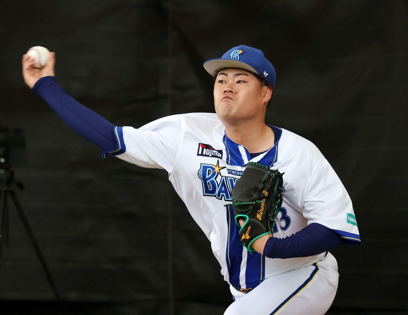 ブルペンで投球練習するDeNA伊勢（撮影・鈴木正人）