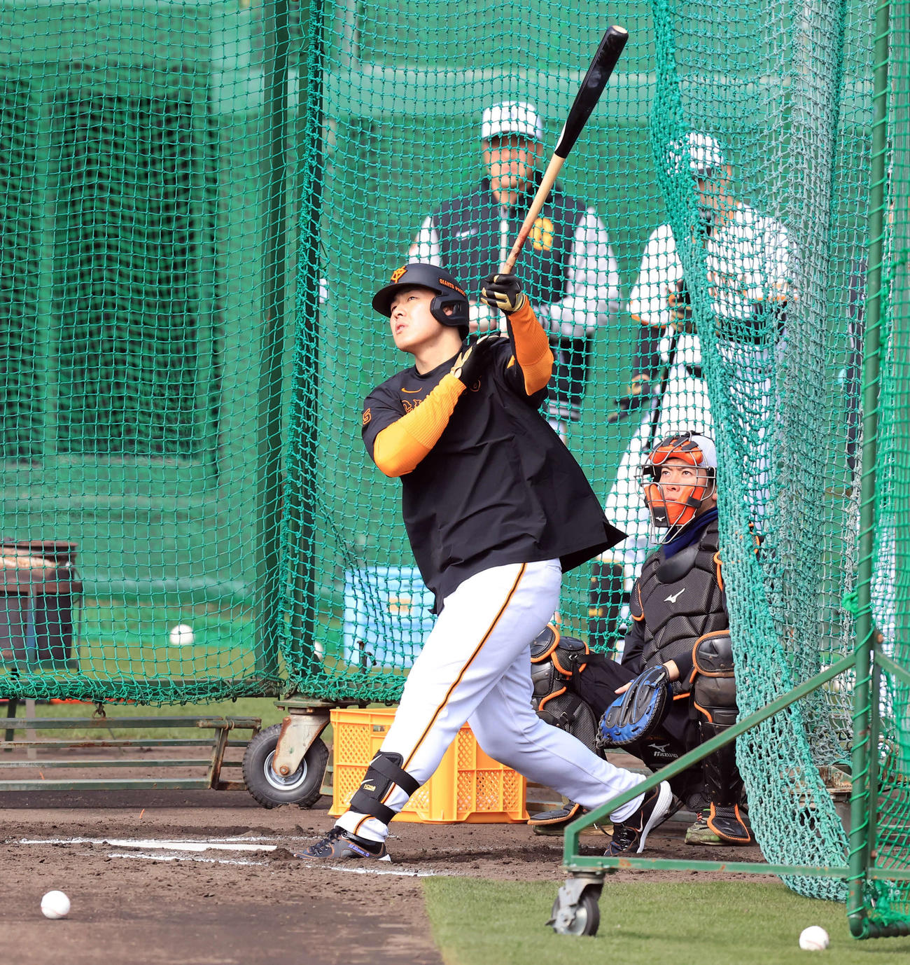 キャンプ3日目、フリー打撃で打球を見つめる巨人岡本（撮影・浅見桂子）