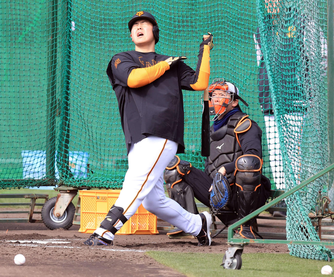キャンプ3日目、フリー打撃で悔しそうな顔の巨人岡本（撮影・浅見桂子）