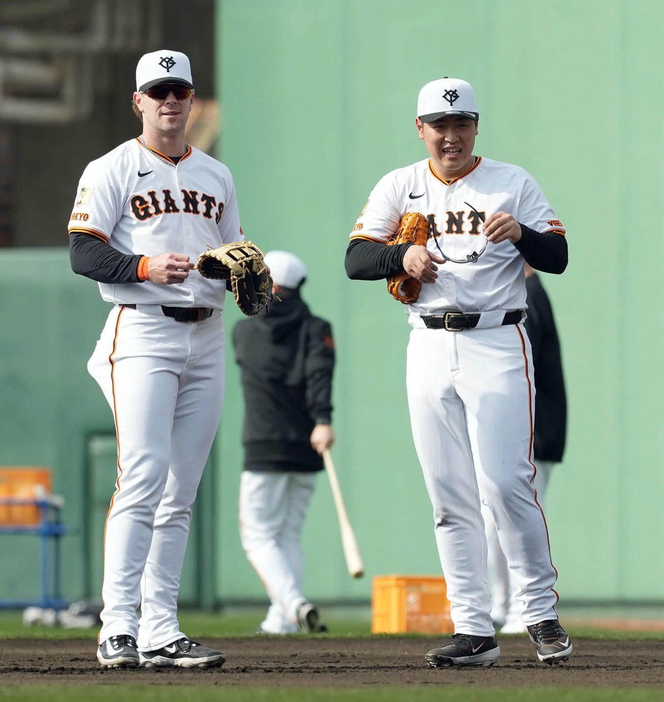 練習中、笑顔を見せる巨人トレイ・キャベッジ（左）と岡本（撮影・たえ見朱実）