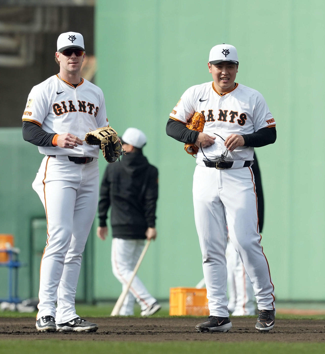 練習中、笑顔を見せる巨人トレイ・キャベッジ（左）と岡本（撮影・たえ見朱実）