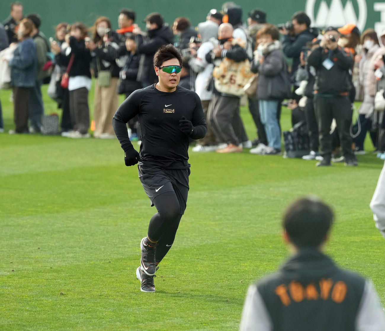 ファンが見る中、ダッシュを繰り返す巨人岡本（撮影・たえ見朱実）