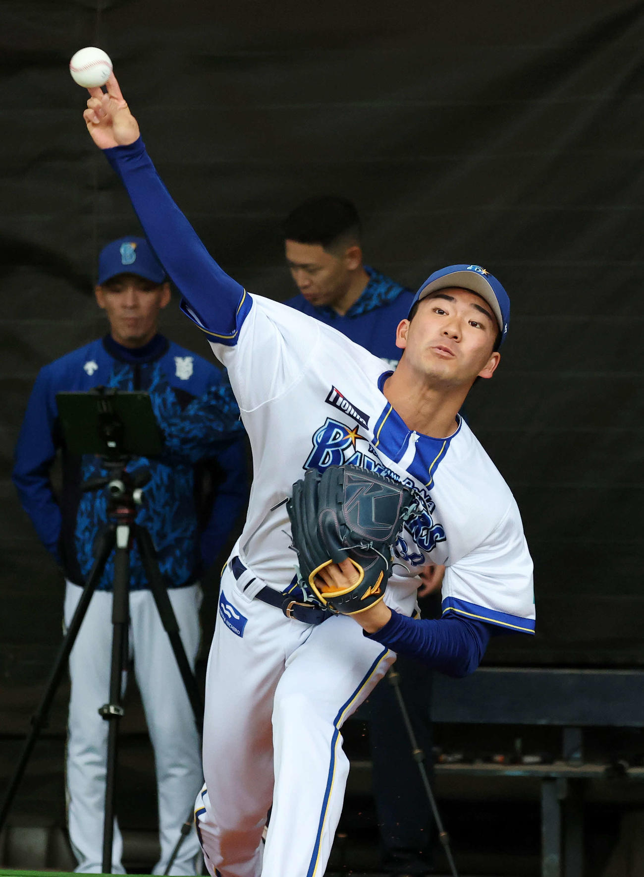 ブルペンで投球練習するDeNA篠木（撮影・鈴木正人）