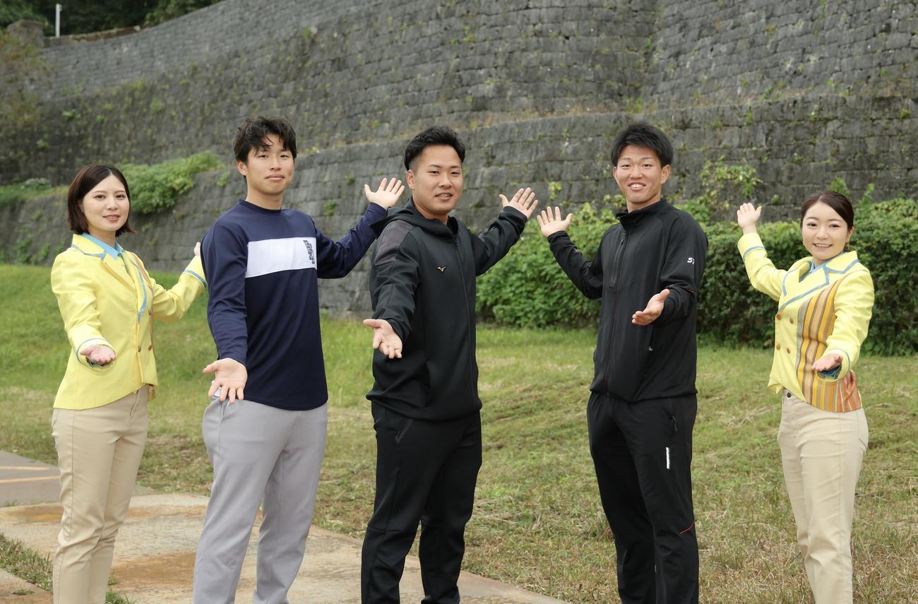 浦添市よいどれで、てだこ大使と記念撮影するヤクルトの新人選手たち。左2人目から下川、荘司、矢野（撮影・河田真司）