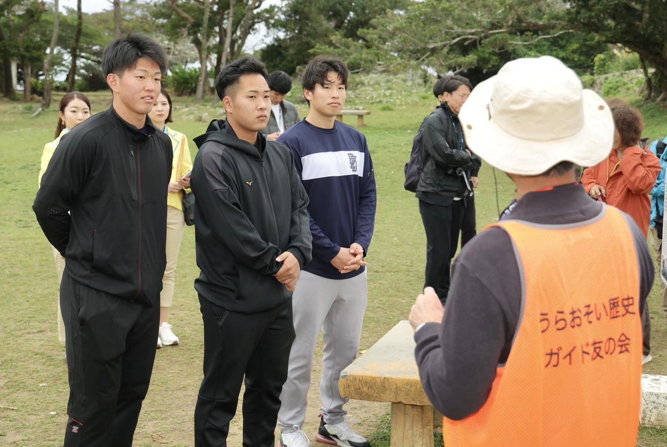 沖縄の歴史を聞くヤクルトの新人選手たち。左から矢野、荘司、下川（撮影・河田真司）