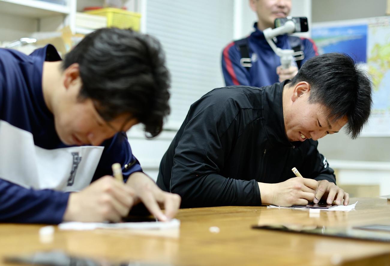 浦添市美術館で沈金を体験するヤクルト矢野（右）（撮影・河田真司）