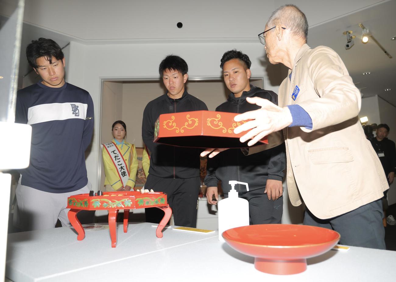 浦添市美術館内を見学するヤクルトの新人選手たち。左から下川、矢野、荘司（撮影・河田真司）