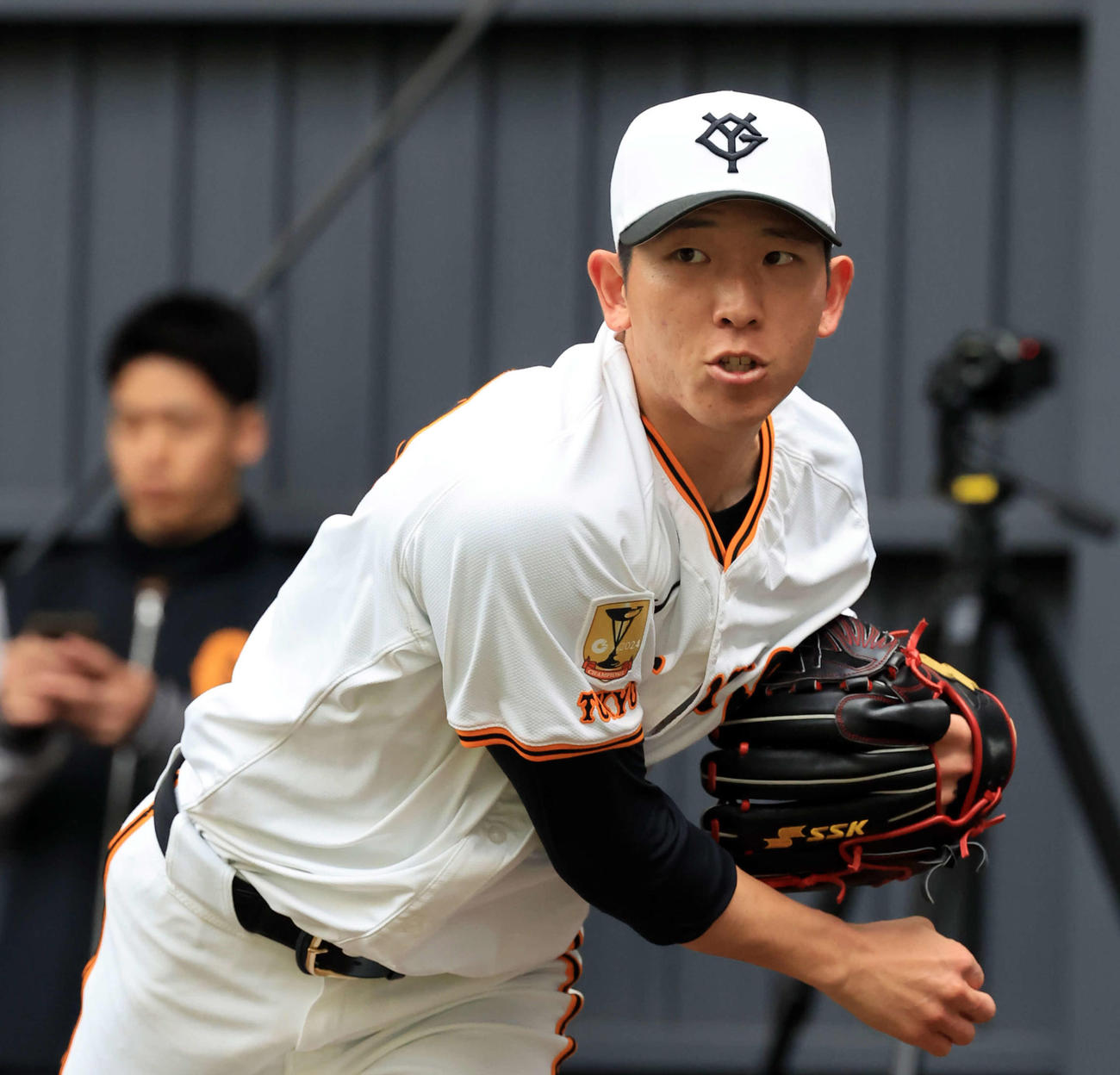 キャンプ3日目、ブルペンで投げ込む巨人戸郷（撮影・浅見桂子）