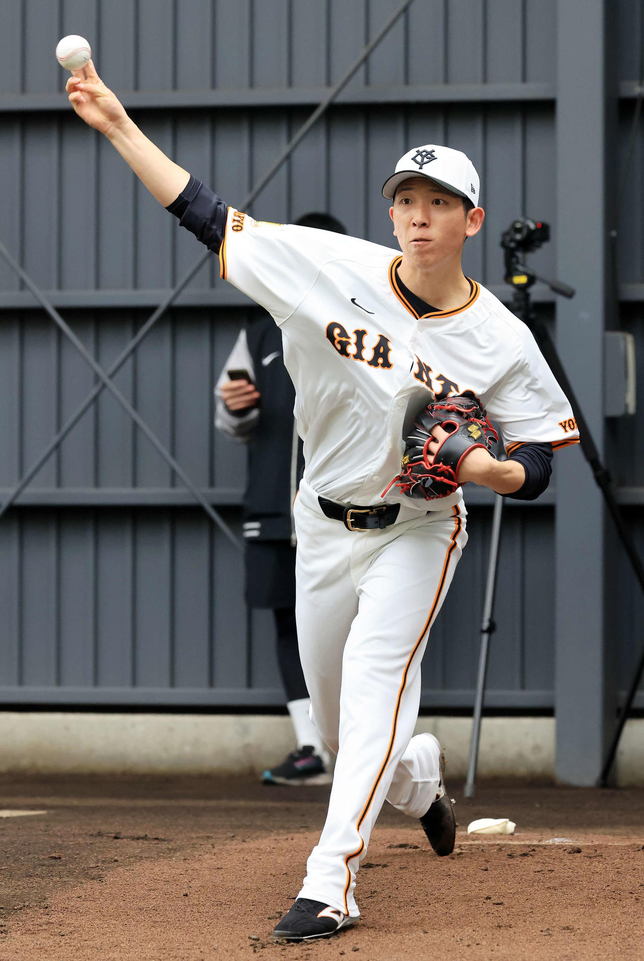 キャンプ3日目、ブルペンで投げ込む巨人戸郷（撮影・浅見桂子）