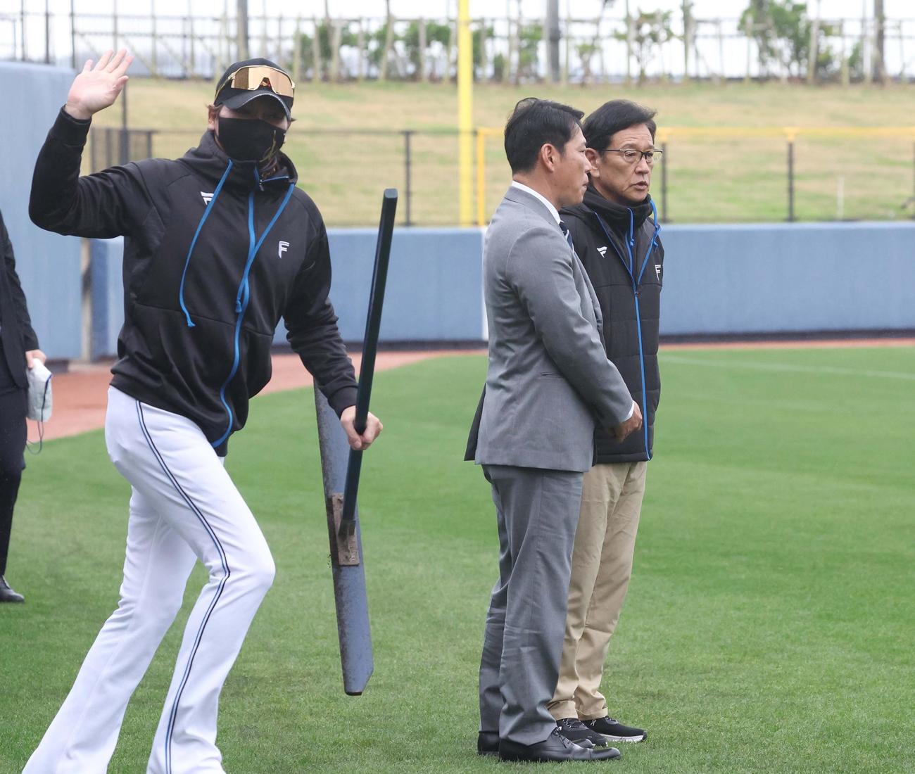 視察に訪れた侍ジャパン井端監督（中央）と話す日本ハム栗山CBO。左はファンに手を振る新庄監督（撮影・黒川智章）